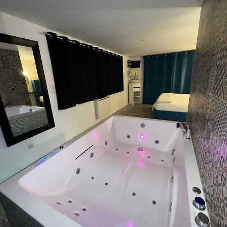 L Appar-t Du Grand Bois Jacuzzi Apartment Soucelles