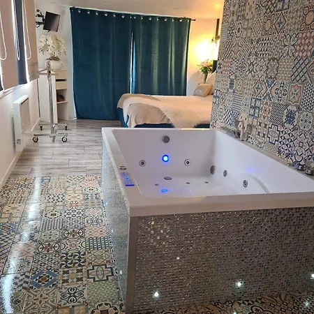 L Appar-t Du Grand Bois Jacuzzi Apartment Soucelles